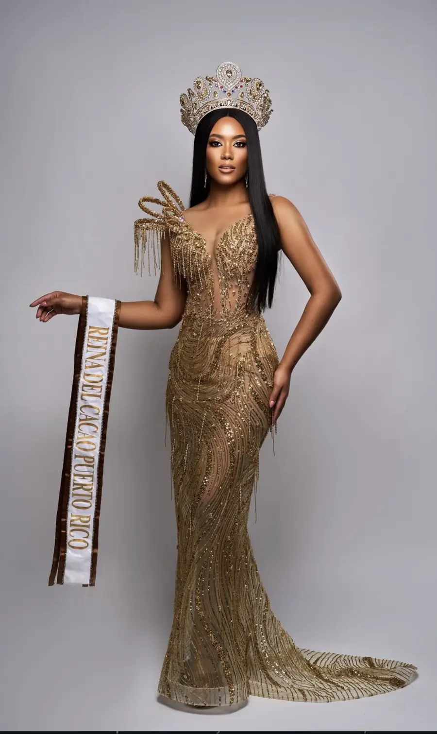 Reina del Cacao Puerto Rico 2026, la reina actual, con su corona, banda y traje dorado